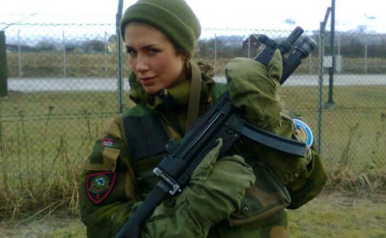 Норвежка жена войник.