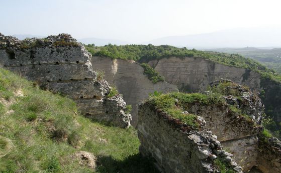 Руини от Славовата крепост край Мелник.