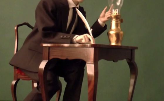 Фигурката на пишещия Путин.