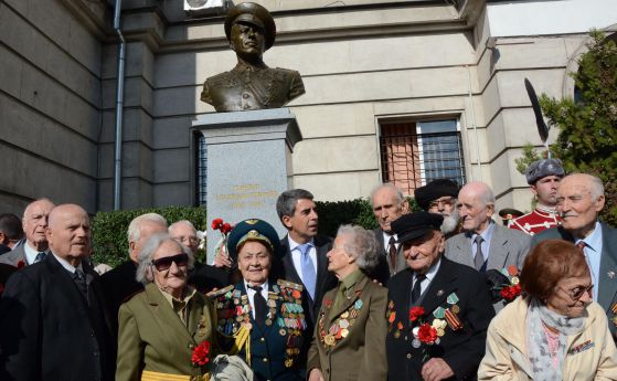 Президентът Росен Плевнелиев с ветерани.