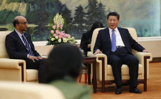 Президентът на Китай (вдясно) по време на церемонията по откриването на банката.