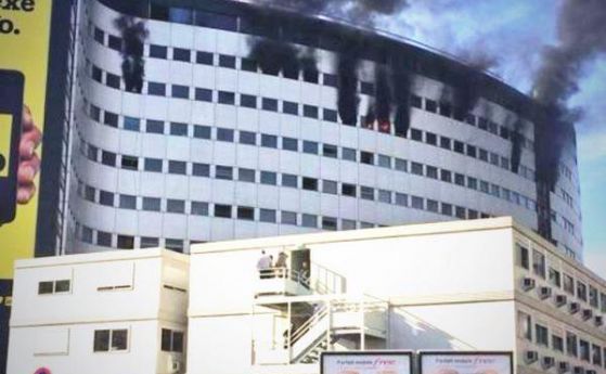 Мощен пожар избухна в сградата на Френското радио в Париж