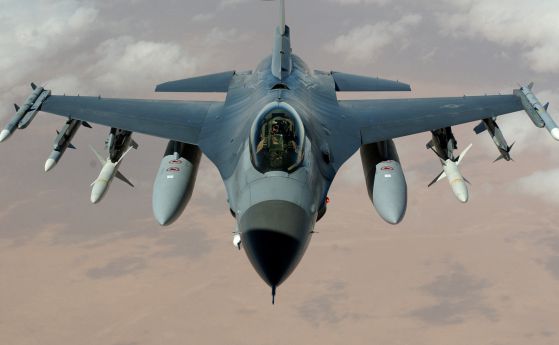 Изтребител F-16.