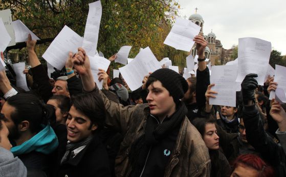 Преподаватели и студенти питат Йовчев защо полицаите на протеста са анонимни, 13 ноември.