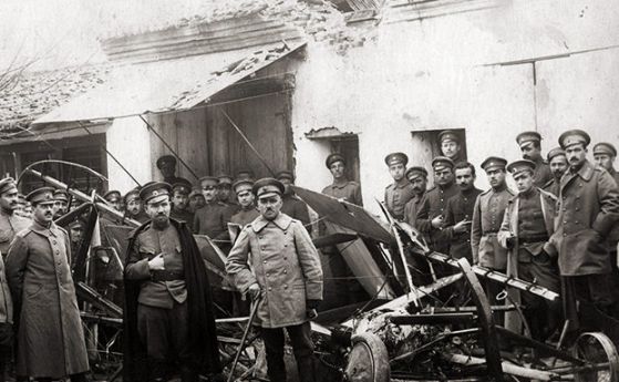 Български войници до свален британски боен аероплан на Солунския фронт.