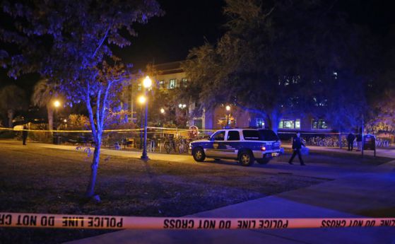 Полицейски коли пред библиотеката на университета във Флорида.
