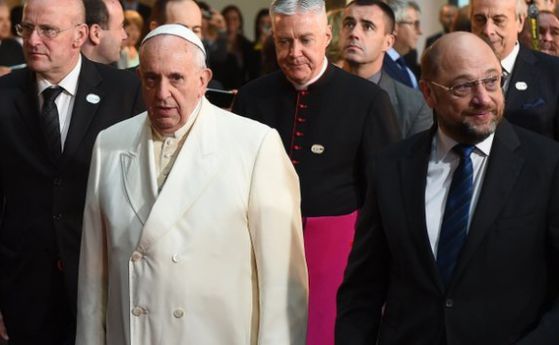 Папа Франциск с председателя на ЕП Мартин Шулц (вдясно от папата).