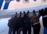 Пътници бутаха замръзнал самолет в Русия при минус 52 градуса (видео)