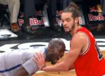 Баскетболист се опита да ухапе съперник (видео)