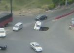 Гигантска дупка на пътя погълна кола в Китай (видео) 