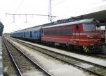 Паднала скала блокира влакове между гарите Кръстец и Радунци