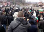 Протестиращи щурмуваха циганската махала в Дебелт заради изнасиленото момче