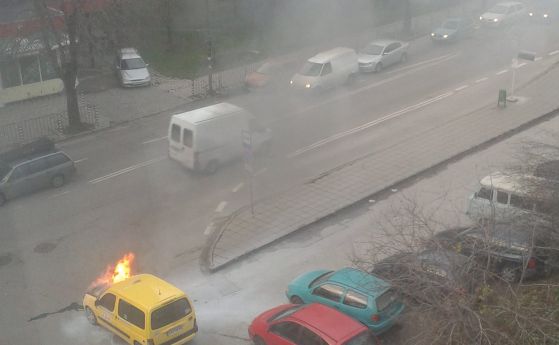 Такси изгоря в София