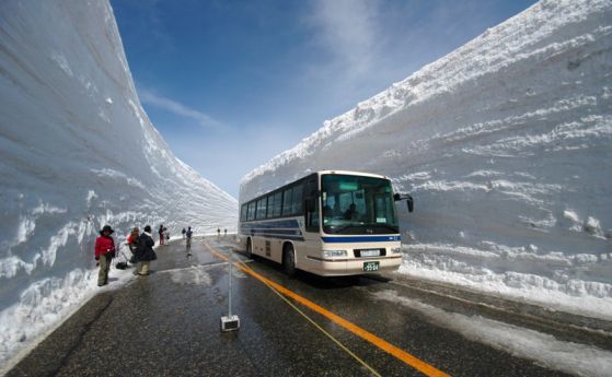 Тунели от сняг на път в Япония.