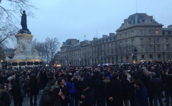 Снимка на събралите се хора на площада в центъра на Париж.