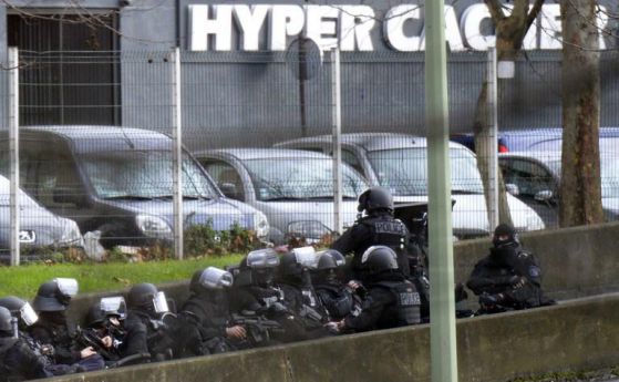 Убиецът на полицайката взе заложници в еврейски магазин след престрелка