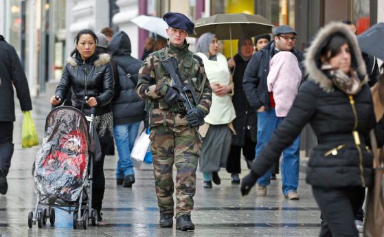 Френски войник в париж.