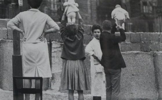 Родители показват децата си на техните баби и дядовци отвъд Берлинската стена.