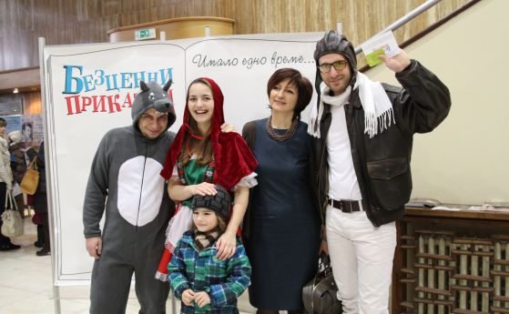 Саша Безуханова с приказни герои и един от малчуганите на началото на кампанията 