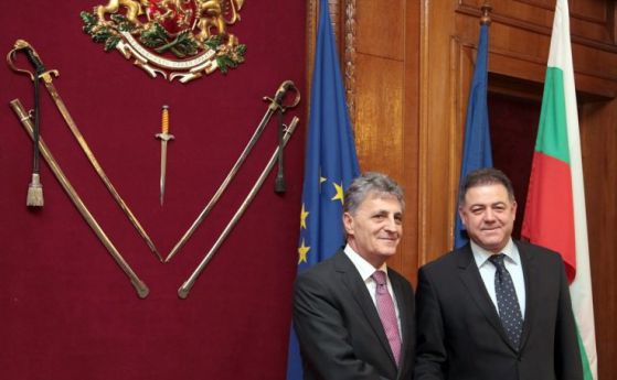 Министрите на отбраната на България и Румъния Николай Ненчев (отдясно) и Мирча Душа (отляво).