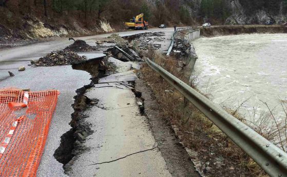 Разрушени и наводнени пътища в цялата страна