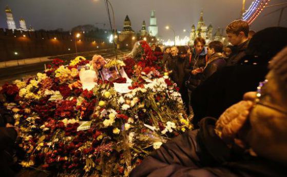Хиляди поставиха цветя на мястото, където Немцов беше убит.