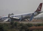 Турски самолет заби нос край непалско летище (видео и снимки) 