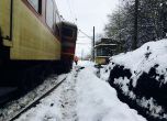 Локомотив на пътнически влак дерайлира край Ракитово 