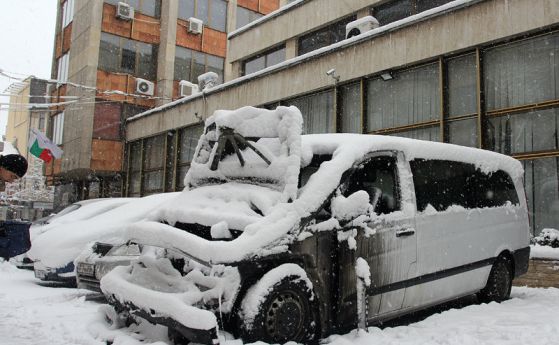 Запаленият микробус на ДПС