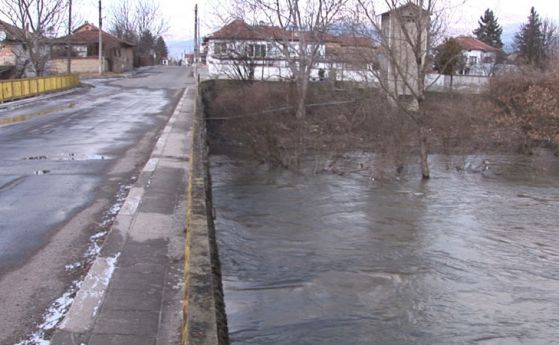 Река Тунджа при Елхово излезе от коритото си