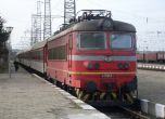 Дерайлира локомотив на бързия влак Варна-София заради свлачище