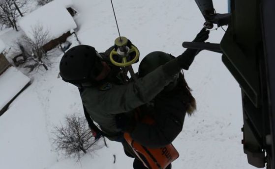 Военни хеликоптери помагаха на блокирани в снега жители в Кърджалийско