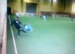 Руски треньор рита дете на терена (видео)