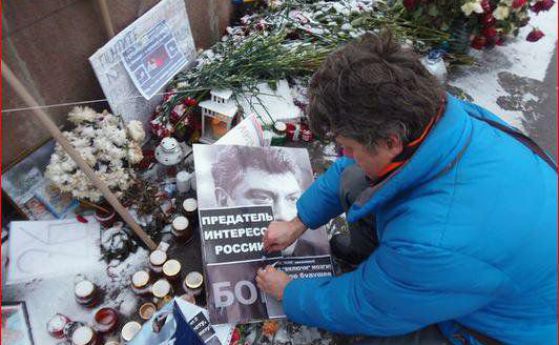 Мъже с черни дрнехи са премахнали мемориалния кът на Борис Немцов