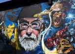 Графити в памет на Тери Пратчет по улиците на Лондон и Бристол (снимки)