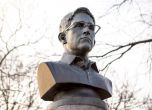 Поставиха паметник на Едуард Сноудън в Ню Йорк, полицията го свали