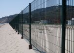 Плаж в Кранево с ограда като на бежански лагер