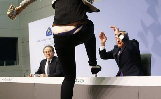 Активистката скача на бюрото пред Марио Драги.