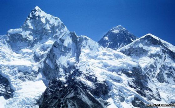 Най-малко осем алпинисти загинаха при лавина на Еверест след земетресението в Непал