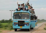 Насилници изхвърлиха от автобус и убиха момиче на 14 г. в Индия