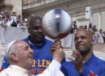 Папата показа завидни умения с топка (видео) 