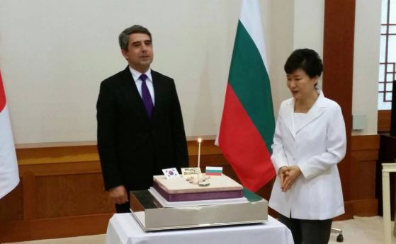 Президентът на Южна Корея поздрави Плевнелиев с торта за ЧРД