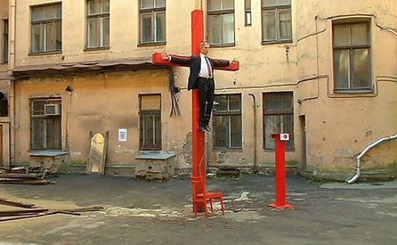 Статуята на разпнатия Путин в Рига.