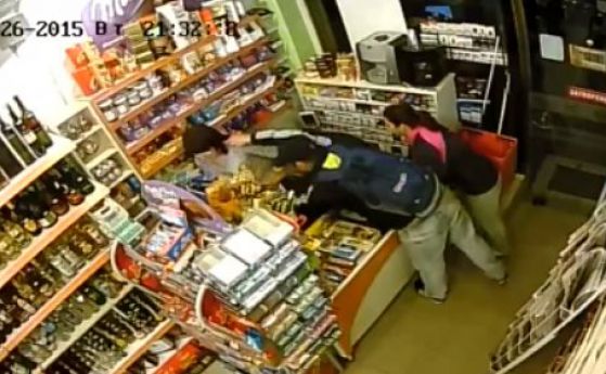 Нов нагъл обир в магазин, младеж опря пистолет в главата на продавачка (видео)