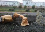 Пиян руснак потроши паметник на Ленин в опит да си направи селфи