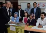 Партията на Ердоган печели изборите в Турция, но губи мнозинство (обновена)