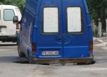 Микробус пропадна в огромна дупка на пътя в пловдивско село