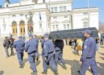 Полицаи от цялата страна на протест в София, опъват палатки пред НС