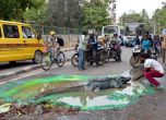 В Индия пълнят дупки по пътищата с "крокодили"