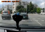 Нагли шофьори спират насред кръстовище и пешеходна пътека (видео)